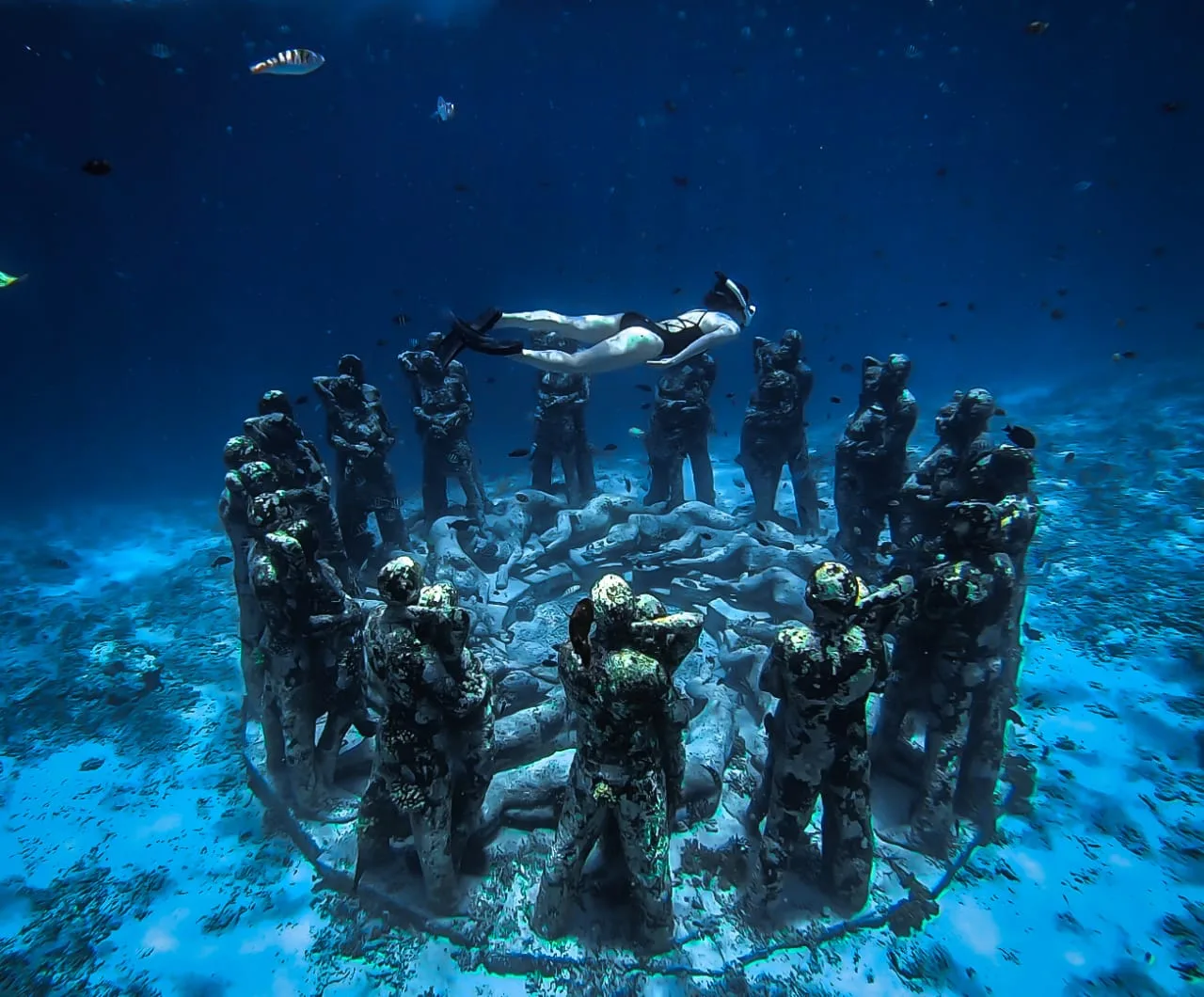 Snorkeling spot statues in Gili Meno