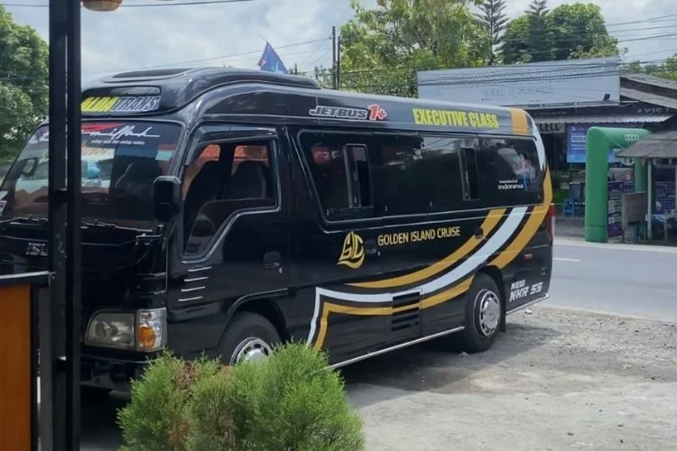 lombok transportation 1 17tour agency bus1 17Tour Agency