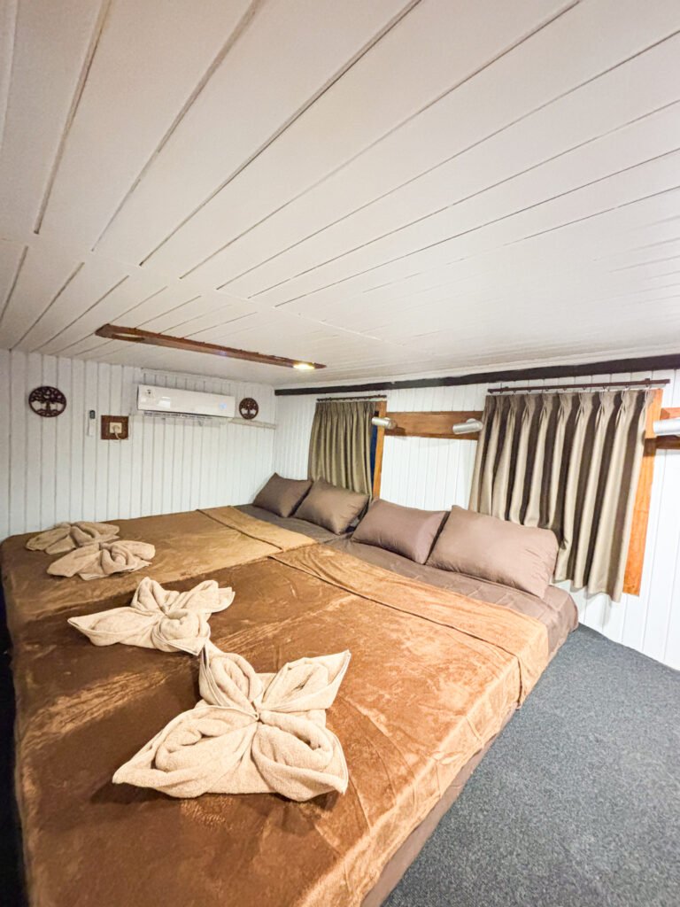 sharing cabin 17Tour Agency