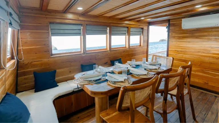 dinning-barakati-boat