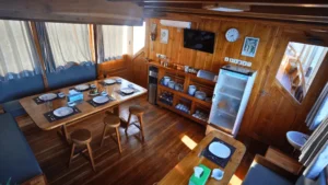 3 days 2 nights komodo island tour 52 17tour agency interior-dinning-singkolo-phinisi