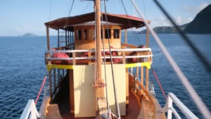 3 days 2 nights komodo island tour 49 17tour agency singkolo-boat-front