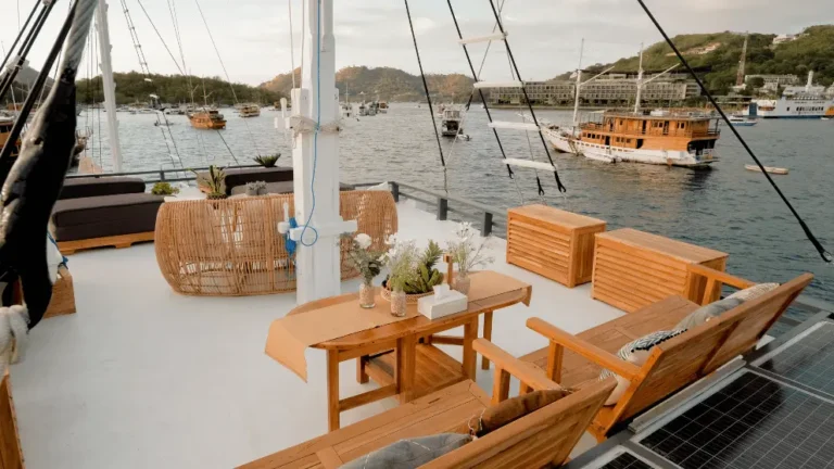 sundeck-kapal-semesta